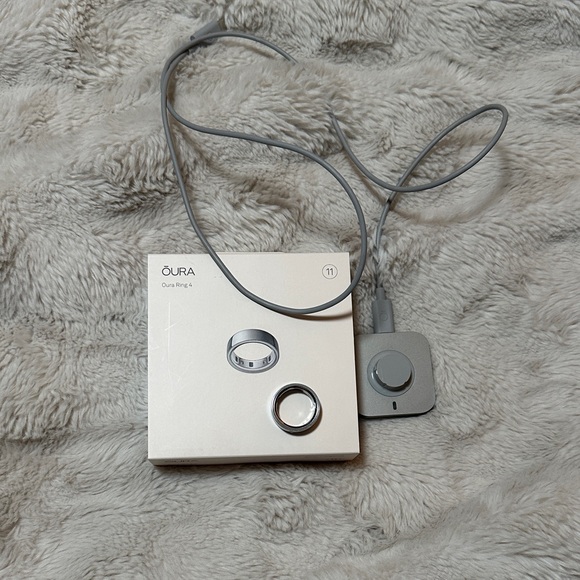 Oura Ring with Silver and Gray Charger